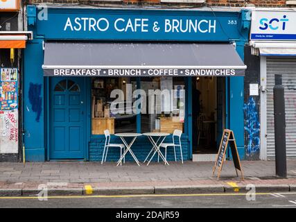 Ein Café im East End von London wurde nach der Covid-19-Sperre wieder eröffnet. Stockfoto