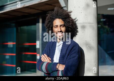 Nahaufnahme Porträt von schönen jungen afroamerikanischen Mann lächelnd Stockfoto