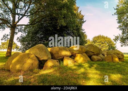 Alte megalithische Grabdolmen (gebeugt) in der niederländischen Provinz Drenthe Stockfoto