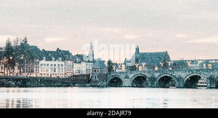 Winteransicht der berühmten holländischen Sint Servaas Brücke mit Lichter im Stadtzentrum von Maastricht Stockfoto