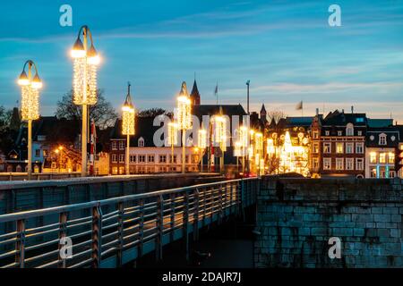 Blick auf die holländische Sint Servaas Brücke mit weihnachtsbeleuchtung Im Stadtzentrum von Maastricht Stockfoto