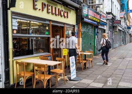 Das bekannte italienische Ostende-Café E. Pellicci wird nach der Covid-19-Sperre wieder eröffnet. Stockfoto