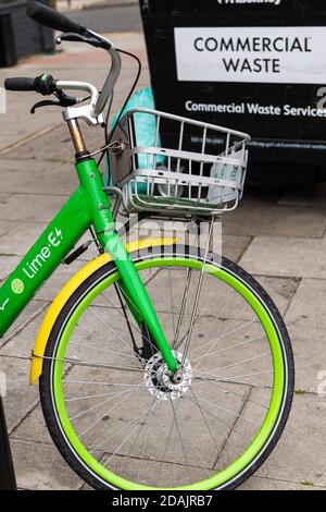 Lime- E Fahrradvermietung. Eine von mehreren Fahrradverleihfirmen, die in London tätig sind. Stockfoto