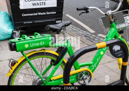 Lime- E Fahrradvermietung. Eine von mehreren Fahrradverleihfirmen, die in London tätig sind. Stockfoto