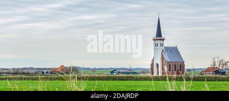 Malerisches Churh Den Hoorn in ländlichen Gebieten des Wattenmeeres und Texel in Nordholland, Niederlande Stockfoto