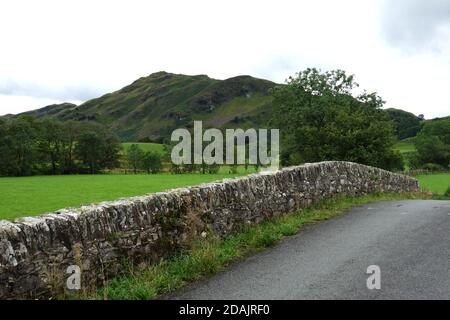 The Wainwright 'High Rigg' von Wanthwaite Road Bridge über St Johns Beck in St John's im Vale im Lake District National Park, Cumbria, Großbritannien, Stockfoto