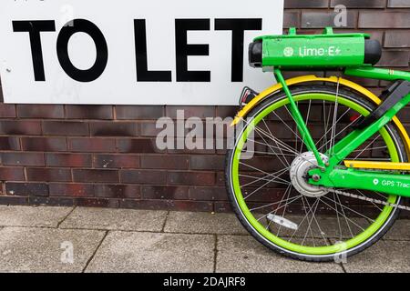 Lime- E Fahrradvermietung. Eine von mehreren Fahrradverleihfirmen, die in London tätig sind. Stockfoto