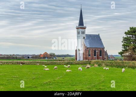 Malerisches Churh Den Hoorn in ländlichen Gebieten des Wattenmeeres und Texel in Nordholland, Niederlande Stockfoto