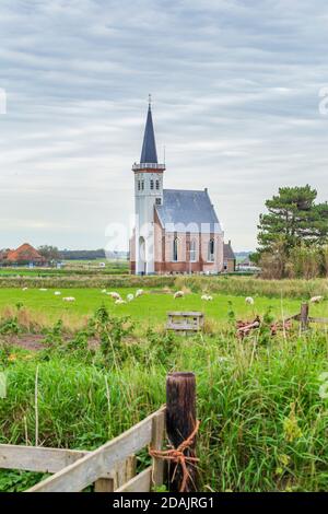 Malerisches Churh Den Hoorn in ländlichen Gebieten des Wattenmeeres und Texel in Nordholland, Niederlande Stockfoto