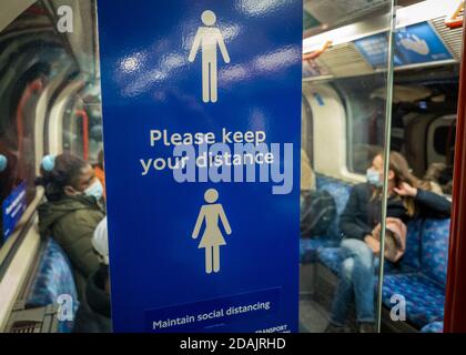 Covid-19 Pandemie-Sicherheitshinweis in der Londoner U-Bahn. Stockfoto