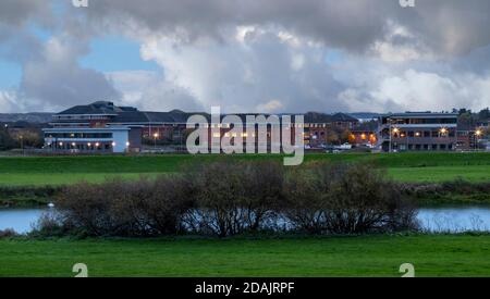 Unternehmen an der Lakeside vor der Bedford Road mit dem River Nene vor der Haustür, Northampton, England, Großbritannien. Stockfoto