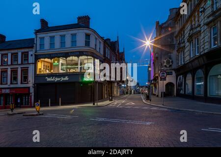 Michael Jones Jewelers an der Ecke Bridge Street und Gold Street im Stadtzentrum Northampton, England, Großbritannien. Stockfoto