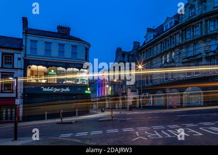 Michael Jones Jewelers an der Ecke Bridge Street und Gold Street im Stadtzentrum Northampton, England, Großbritannien. Stockfoto