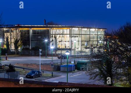 Bahnhofsgebäude in Northampton, England, Großbritannien. Stockfoto