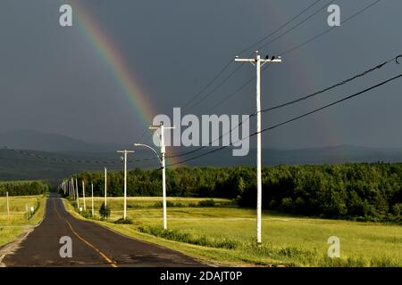 UN Arc-en-ciel après l'orage, Sainte-Apolline Stockfoto