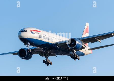 British Airways Boeing 777 Jet-Linienflugzeug G-VIIL auf dem Anflug auf den Flughafen London Heathrow, Großbritannien, während der zweiten nationalen COVID 19-Sperre Stockfoto