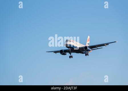 British Airways Airbus A319 Jet-Linienflugzeug G-EUPC auf dem Anflug auf den London Heathrow Airport, Großbritannien, während der zweiten nationalen COVID 19-Sperre Stockfoto