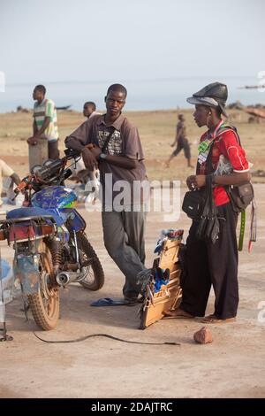 Carriere Fish Market, Selingue, Mali, 27. April 2015; Verkäufer von Hüten und Taschen auf dem Markt. Stockfoto