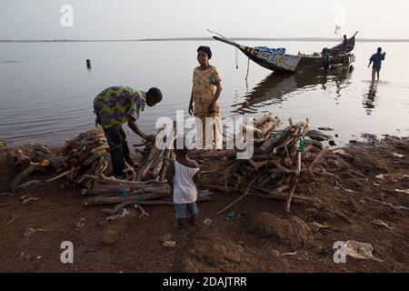 Carriere Fischmarkt, Selingue, Mali, 27. April 2015; eine Frau, die am See Brennholz kauft. Stockfoto