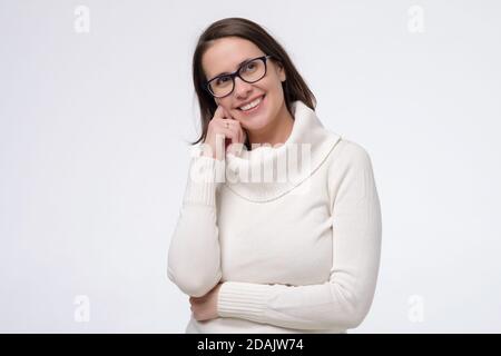 Porträt von lächelnden reifen Frau mit Brille. Studioaufnahme. Stockfoto