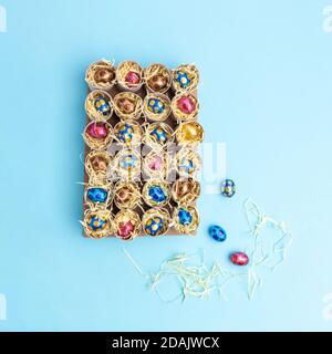 Toilettenrolle Adventskalender Handwerk, DIY, Schritt 3, Füllen mit Süßigkeiten, Draufsicht, blauer Hintergrund, Stockfoto