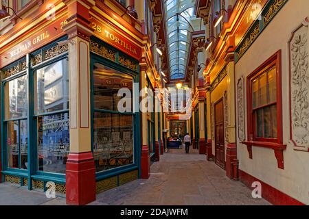 LONDON, GROSSBRITANNIEN, 20. April 2018 : der Leadenhall Market ist ein überdachter Markt und einer der ältesten Märkte in London, der aus dem 14. Jahrhundert stammt. ICH Stockfoto