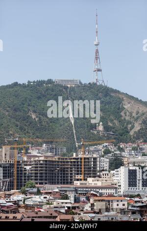 TIFLIS, GEORGIEN, 18. Juli 2017: Tbilisi TV-Turm auf dem Berg Mtasminda Stockfoto