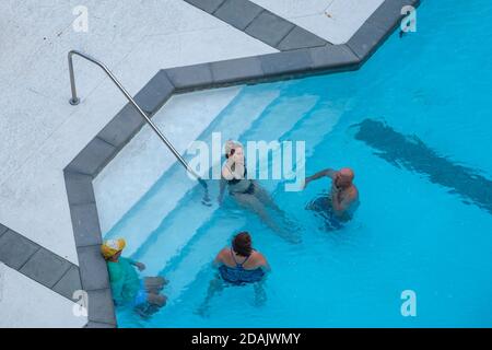 New Orleans, Louisiana/USA - 10/26/2020: Blick von oben auf die Leute, die sich im Schwimmbad Vergnügen Stockfoto