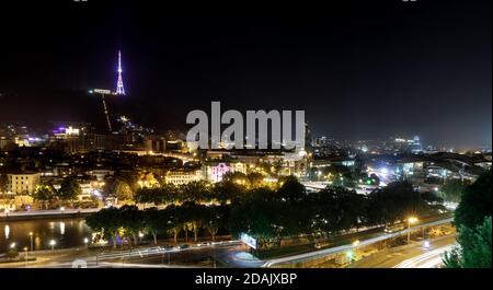 TIFLIS, GEORGIEN, 18. Juli 2017: Tbilisi TV-Turm auf dem Berg Mtasminda. Nachtansicht von Tiflis, Hauptstadt von Georgien Land. Stockfoto