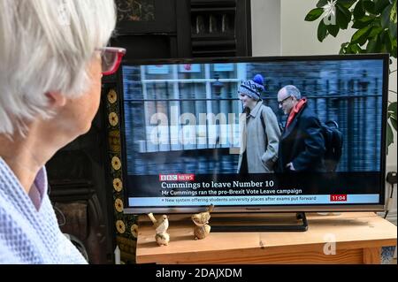 Im Fernsehen ausgestrahlter Nachrichtenbericht von Dominic Cummings, der als Chefberater von Boris Johnson zurücktritt, mit der Überschrift "Cummings to leave Number 10", die von einem Zuschauer beobachtet wird. Stockfoto