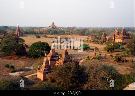 Die schöne staubige Bagan Ebene mit Hunderten von buddhistischen besetzt Tempel in Bagan Myanmar Stockfoto