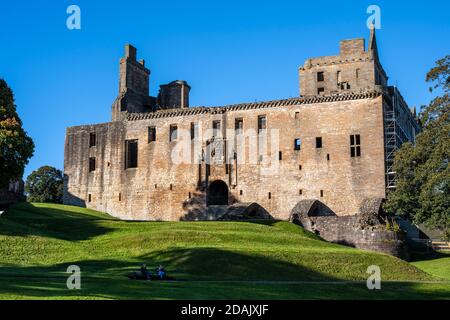 Blick auf die Nordwand der Ruinen von Linlithgow Palace in der historischen Stadt Linlithgow in West Lothian, Schottland, Großbritannien Stockfoto