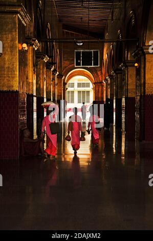 Mönche Nonnen und Verehrer navigieren die goldenen Gänge der Mahamuni Pagode in Mandalay Myanmar Stockfoto