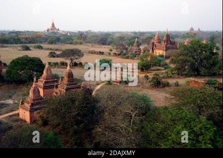 Die schöne staubige Bagan Ebene mit Hunderten von buddhistischen besetzt Tempel in Bagan Myanmar Stockfoto