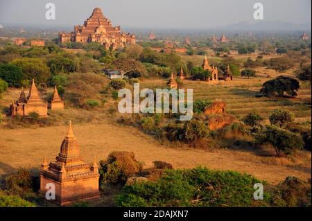 Die schöne staubige Bagan Ebene mit Hunderten von buddhistischen besetzt Tempel in Bagan Myanmar Stockfoto