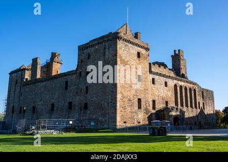 Blick auf die Ruinen des Linlithgow Palace in der historischen Stadt Linlithgow in West Lothian, Schottland, Großbritannien Stockfoto