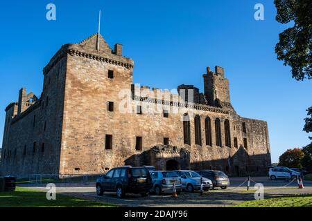 Blick auf die Ruinen des Linlithgow Palace in der historischen Stadt Linlithgow in West Lothian, Schottland, Großbritannien Stockfoto