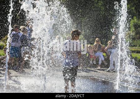 UZHGOROD, UKRAINE - 28. Mai 2017: Glückliche Kinder, die an einem heißen Tag in einem Brunnen spielen Stockfoto
