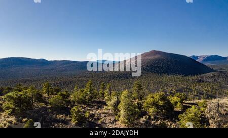 Drohnenansicht des Sunset Crater und der Umgebung in Coconino County Arizona Stockfoto