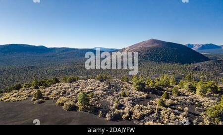 Drohnenansicht des Sunset Crater und der Umgebung in Coconino County Arizona Stockfoto