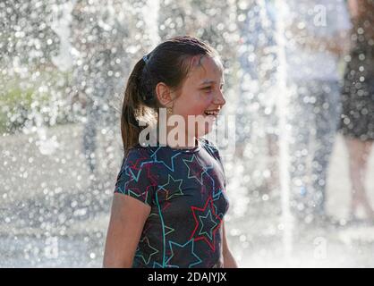 UZHGOROD, UKRAINE - 28. Mai 2017: Glückliche Kinder, die an einem heißen Tag in einem Brunnen spielen Stockfoto