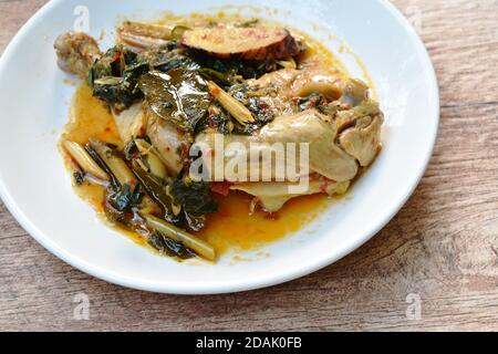 Gedünstetes, würziges Hühnerschenkel und -Bein mit Kräutern und Chili Auf blass Stockfoto