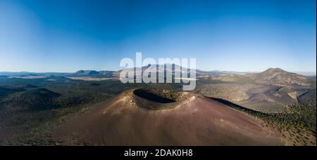 Drohnenansicht des Sunset Crater und der Umgebung in Coconino County Arizona Stockfoto