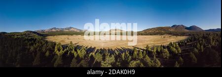 Drohnenansicht des Sunset Crater und der Umgebung in Coconino County Arizona Stockfoto