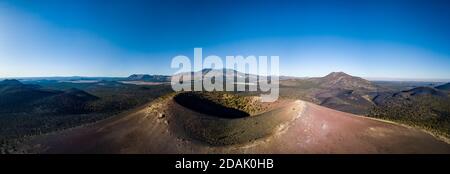 Drohnenansicht des Sunset Crater und der Umgebung in Coconino County Arizona Stockfoto