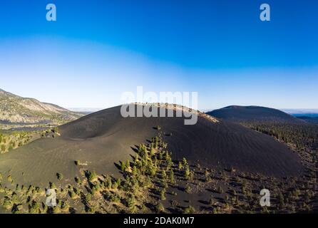 Drohnenansicht des Sunset Crater und der Umgebung in Coconino County Arizona Stockfoto