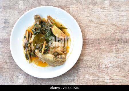 Gedünstetes, würziges Hühnerschenkel und -Bein mit Kräutern und Chili Auf blass Stockfoto