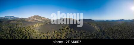 Drohnenansicht des Sunset Crater und der Umgebung in Coconino County Arizona Stockfoto