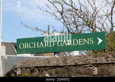 Girvan Orchard Park Spring, Ayrshire, Schottland, Großbritannien . Orchard Gardens sind wunderschöne Gärten mit krautigen Rändern, formellen Teich und formalen Blumenbeeten, die immer voller Farbe sind die umgebende Wand bietet Schutz vor der Küstenbrise, während die Sonne immer einen Weg in! Das macht den Garten zum perfekten Ort zum Ausruhen, Lesen oder einfach nur die Wärme der Sonne genießen. Stockfoto