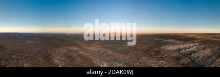 Panorama Drohne Ansicht einer geraden Straße in Richtung der Stadt Von Page Arizona Stockfoto